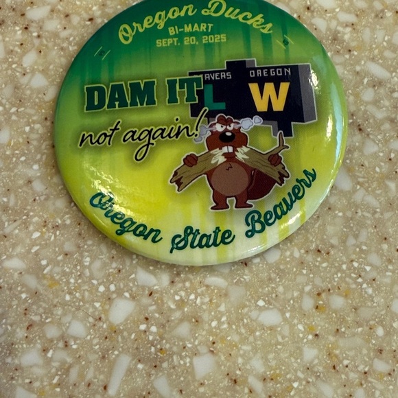 Oregon Ducks vs Oregon State Beavers Button Selection Sept.20 2025 - Picture 4 of 7